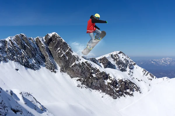 Dağlar üzerinde uçan snowboarder — Stok fotoğraf