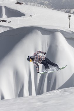 dağlar üzerinde uçan snowboarder