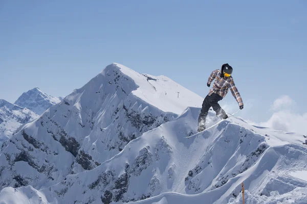 Летающий сноубордист в горах — стоковое фото