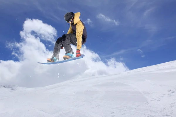 Dağlar üzerinde uçan snowboarder — Stok fotoğraf