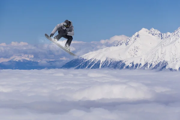 Που φέρουν snowboarder στα βουνά — Φωτογραφία Αρχείου