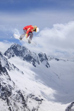 dağlar üzerinde uçan snowboarder