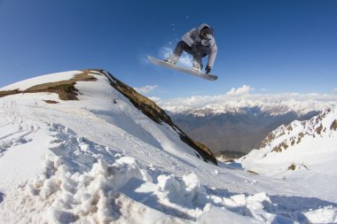 dağlar üzerinde uçan snowboarder