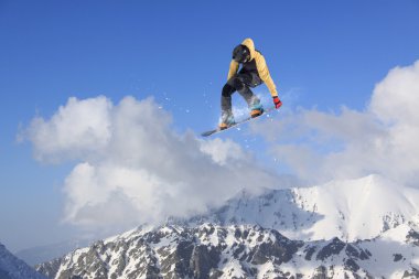 dağlar üzerinde uçan snowboarder