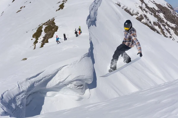 Snowboarder volador en las montañas — Foto de Stock