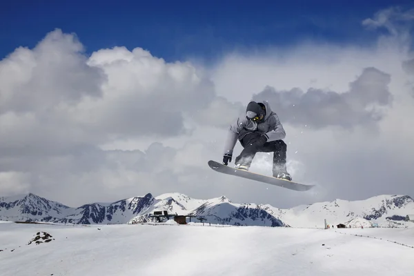 Snowboarder volador en las montañas — Foto de Stock