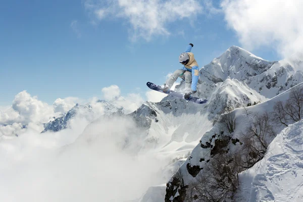 Snowboarder voador em montanhas — Fotografia de Stock