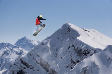 dağlar üzerinde uçan snowboarder
