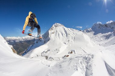 dağlar üzerinde uçan snowboarder