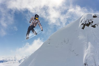 dağlar üzerinde uçan snowboarder