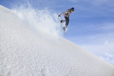 dağlar üzerinde uçan snowboarder