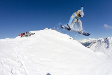 dağlar üzerinde uçan snowboarder