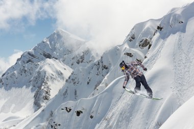 dağlar üzerinde uçan snowboarder