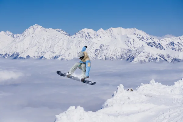 Snowboarder voador em montanhas — Fotografia de Stock