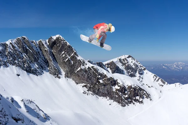 Που φέρουν snowboarder στα βουνά — Φωτογραφία Αρχείου