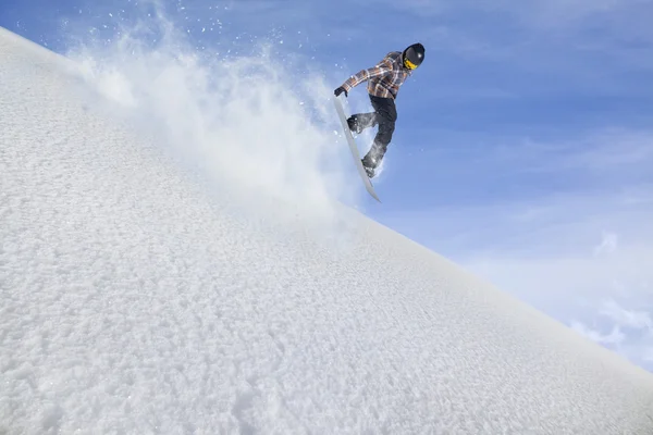 Που φέρουν snowboarder στα βουνά — Φωτογραφία Αρχείου