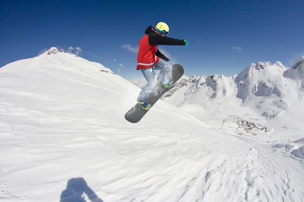 Snowboarder voador em montanhas — Fotografia de Stock