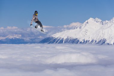 dağlar üzerinde uçan snowboarder