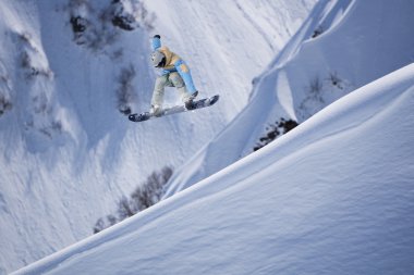 dağlar üzerinde uçan snowboarder