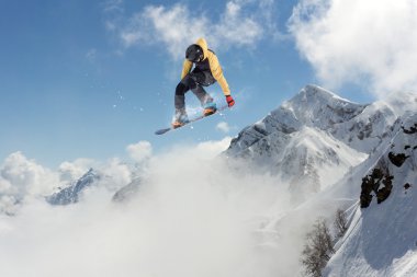 dağlar üzerinde uçan snowboarder