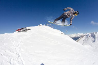 dağlar üzerinde uçan snowboarder