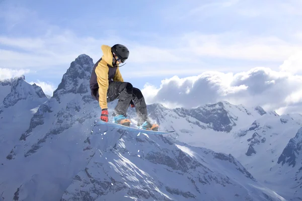 Snowboarder volant sur les montagnes — Photo