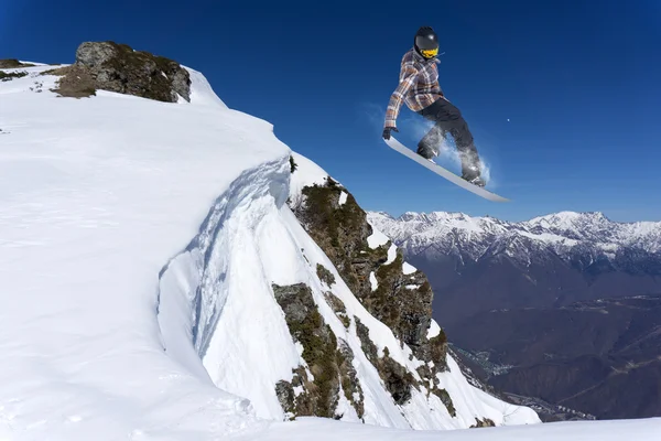 Που φέρουν snowboarder στα βουνά — Φωτογραφία Αρχείου