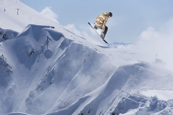 Snowboarder voador em montanhas — Fotografia de Stock