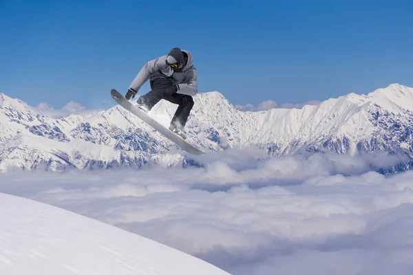 Létající snowboardista na horách — Stock fotografie