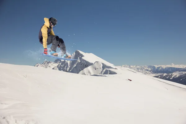 Snowboarder voador em montanhas — Fotografia de Stock