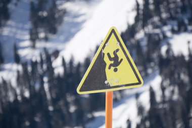 tehlike sarp uçurum dağ işareti,