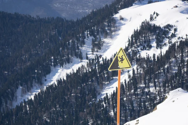 Tehlike sarp uçurum dağ işareti, — Stok fotoğraf