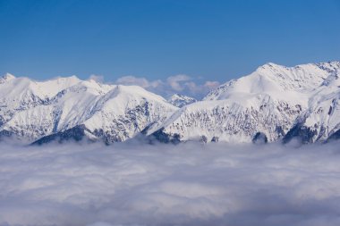 Dağlar ve bulutların, Krasnaya Polyana, Sochi, Rusya Federasyonu üzerinde mavi gökyüzü görüntüleyin