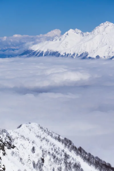 Vista sulle montagne e cielo blu sopra le nuvole, Krasnaya Polyana, Sochi, Russia — Foto Stock