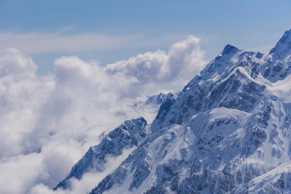 Vue sur les montagnes et ciel bleu au-dessus des nuages, Krasnaya Polyana, Sotchi, Russie — Photo