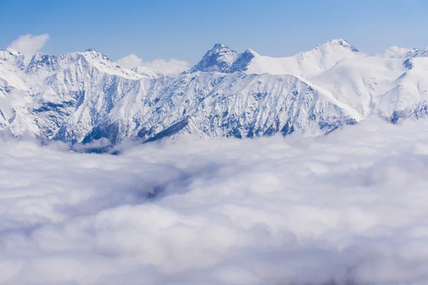 Vista sobre montanhas e céu azul acima das nuvens, Krasnaya Polyana, Sochi, Rússia — Fotografia de Stock