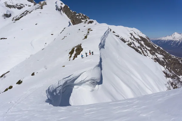 Snowboarders walking uphill for freeride — Stock Photo, Image