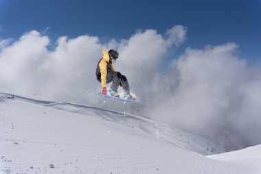 dağlar üzerinde uçan snowboarder