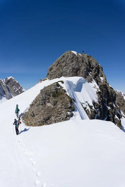 Snowboarders caminando cuesta arriba para freeride —  Fotos de Stock