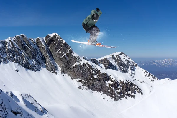 Skieur volant en montagne, sport extrême — Photo