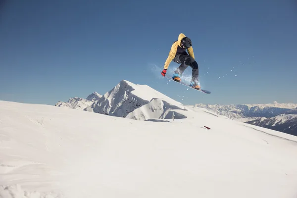 Snowboarder volador en las montañas — Foto de Stock