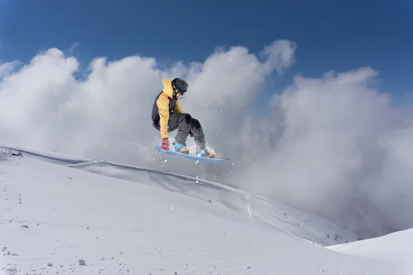 山のスノーボーダーを飛んでください。 — ストック写真