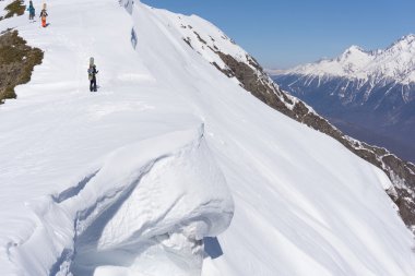 Yokuş yukarı freeride için yürüyüş snowboard