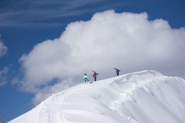 Kayakçı yokuş yukarı freeride için yürüyüş