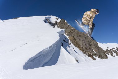 dağlar üzerinde uçan snowboarder