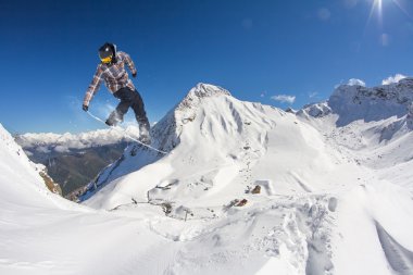 dağlar üzerinde uçan snowboarder