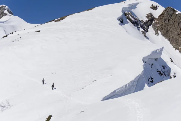 Snowboarders wandelen omhoog voor freeride — Stockfoto