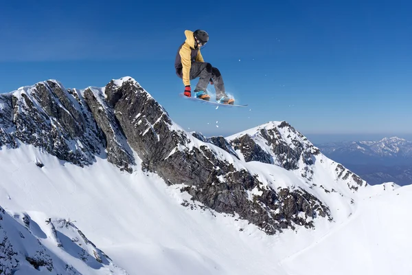 Snowboarder volador en las montañas —  Fotos de Stock