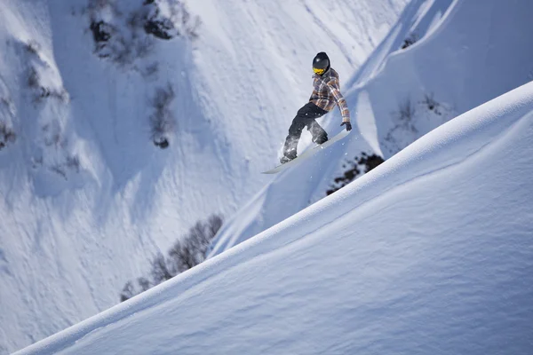 Flying snowboarder on mountains — Stock Photo, Image