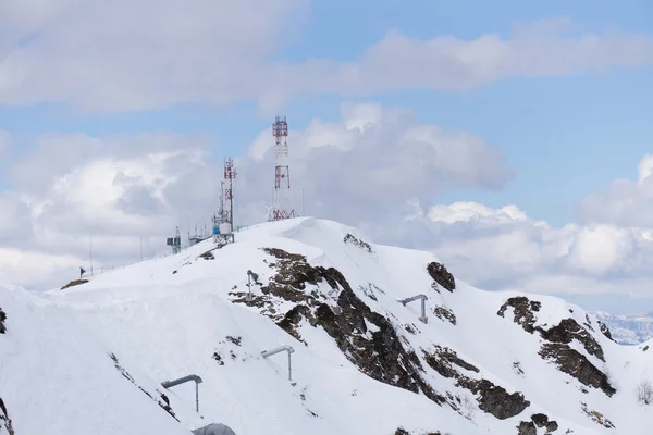 Телекоммуникационная башня с облачным небом в горах — стоковое фото